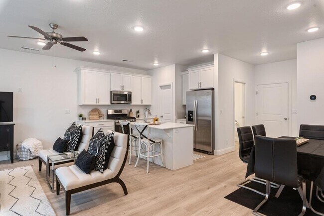Building Photo - Desert Color Townhome 4-Bedrooms!