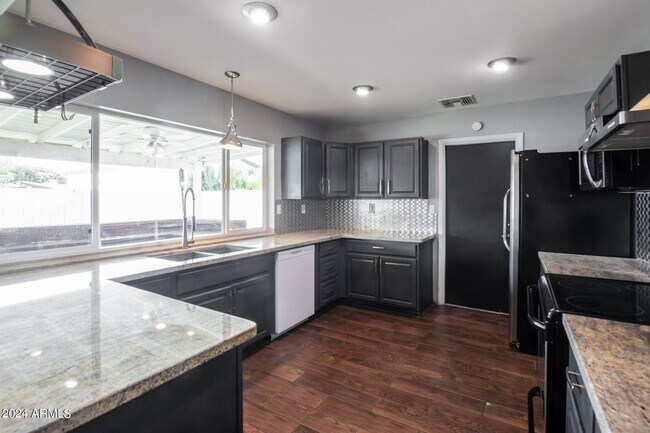 Building Photo - 8902 E Cholla St