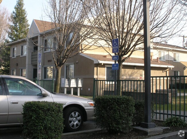 Building Photo - 3257 Norwood Ave