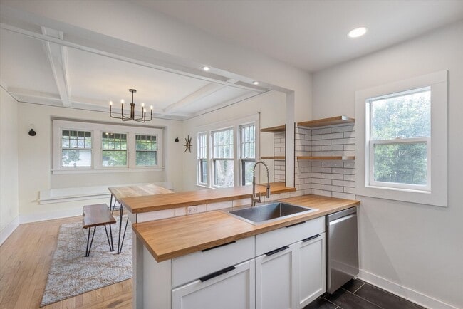 Building Photo - 3 Bedroom; 2 Bathroom near Hanscom Park!