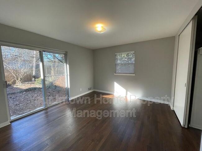 Building Photo - 1525 Sanden Ferry Dr