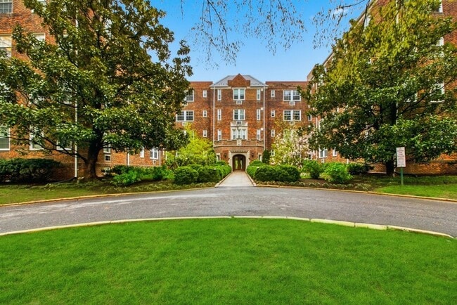 Building Photo - Spacious 1BR/1BA in Fabulous Cathedral Heights neighborhood!