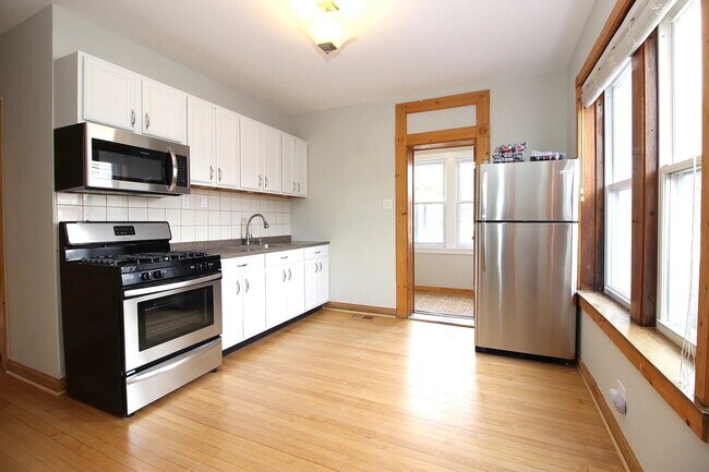 Building Photo - Spacious 3-Bedroom, 2-Bathroom Duplex in Avondale