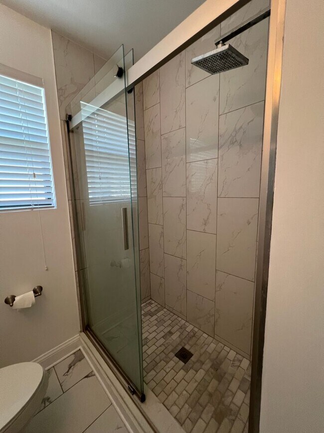 Building Photo - Beautiful renovated 1 bedroom Condo with R...