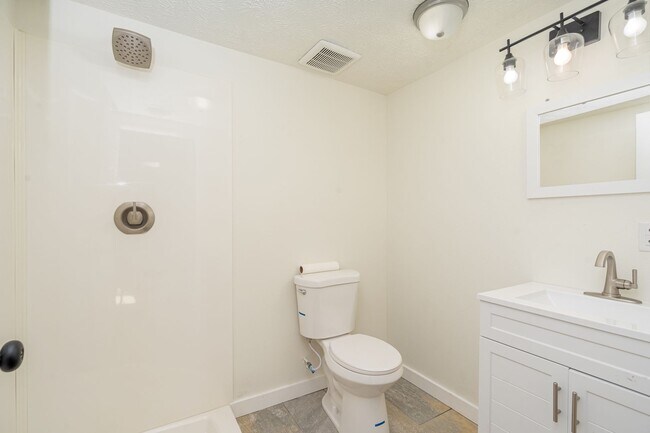 Building Photo - 4 BEDROOM 3 BATHROOM HOUSE FOR RENT