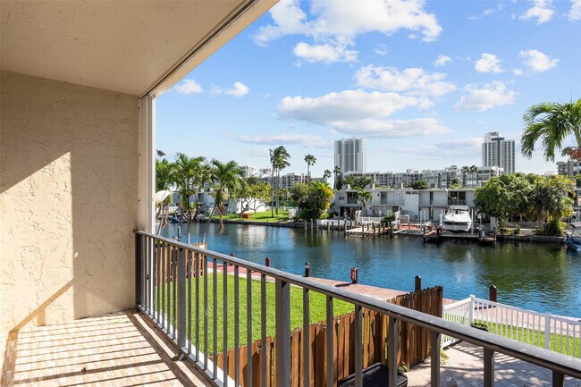 Building Photo - 822 NE 25th Ave