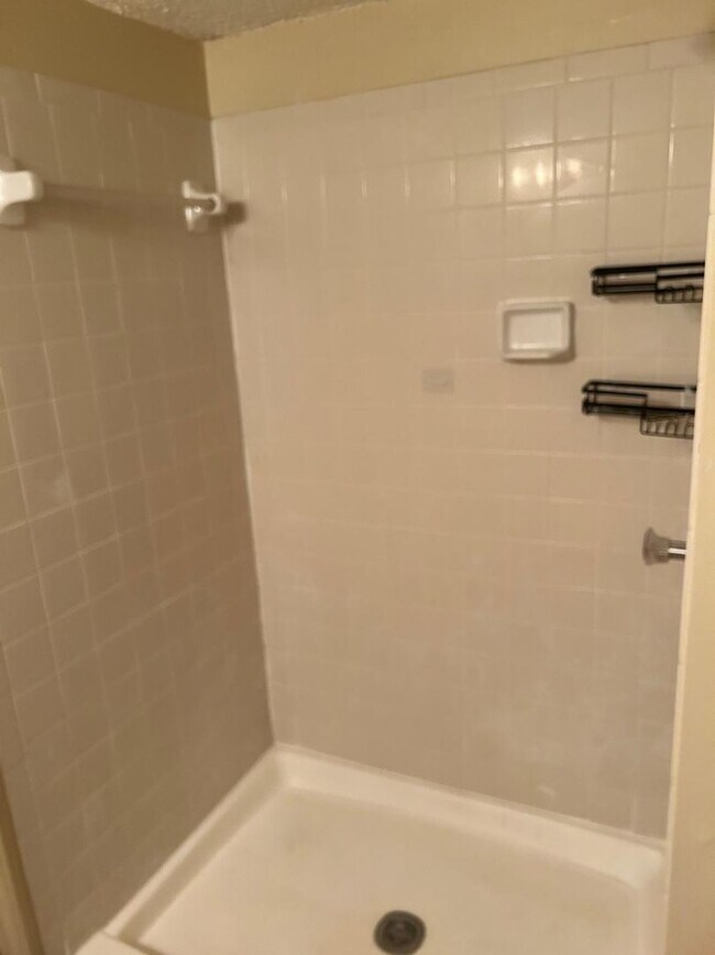 Building Photo - Available Now! Spacious 2 Bedroom Apartment!!