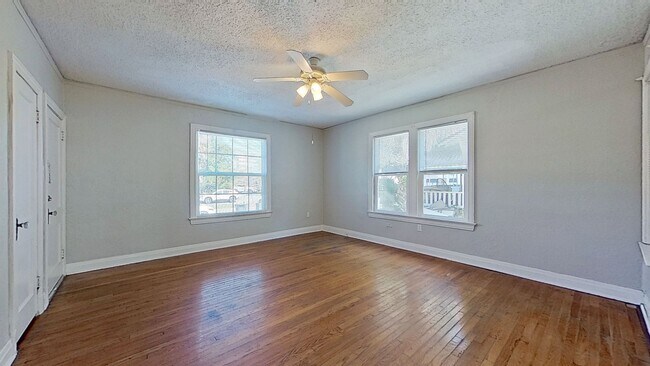 Building Photo - Cozy Upstairs Retreat in Prime San Marco Location!