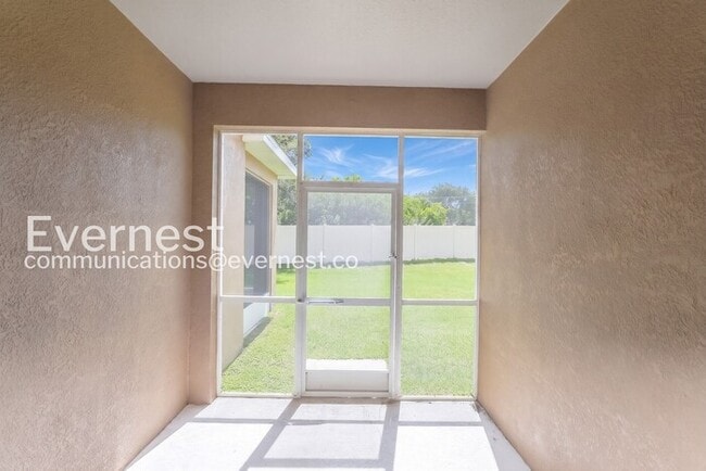 Building Photo - Limited Time Special Offer / 3 Bed/2.5 Bath Townhome with Garage / Pet-Friendly / Vouchers Accept...