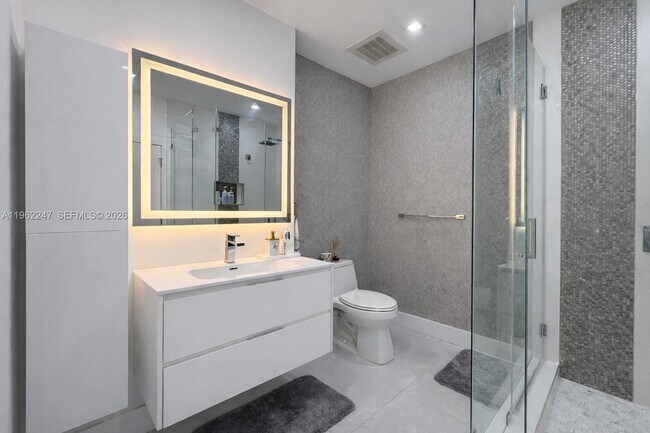 Building Photo - 2525 SW 3rd Ave