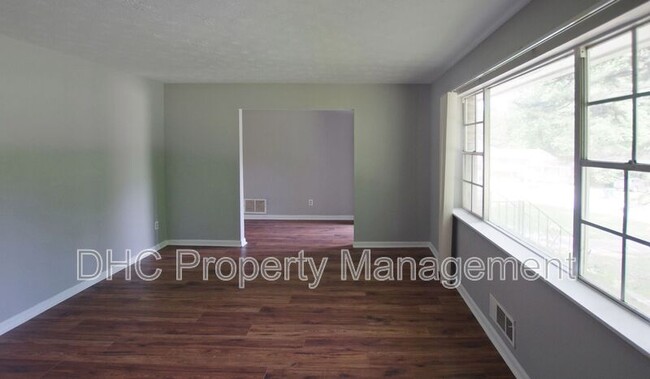 Building Photo - 210 Creekwood Ln