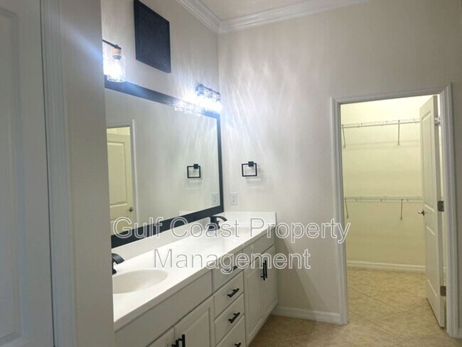 Building Photo - 10485 Crooked Crk Dr
