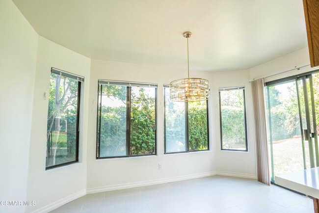 Building Photo - 5627 Middle Crest Dr