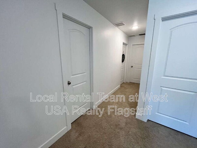 Building Photo - 2705 W Windtree Dr