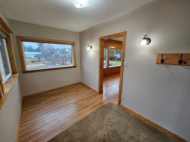 Building Photo - 3710 E Chattaroy Rd