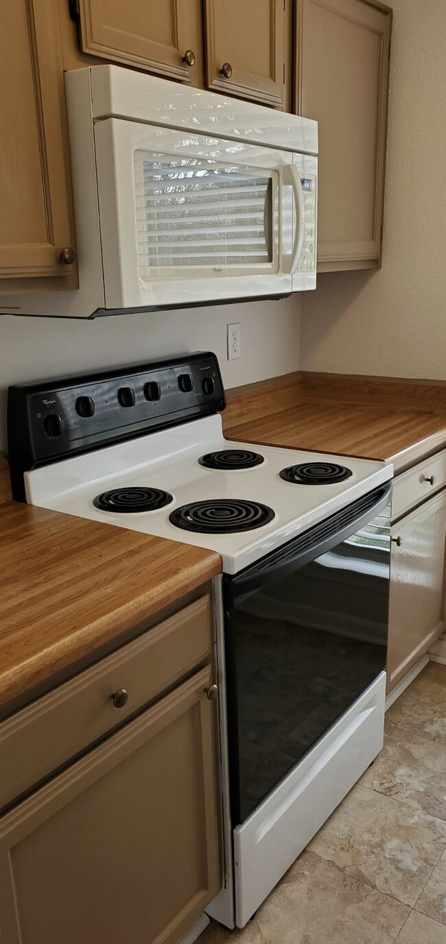 Building Photo - 2805 Knoxville Dr