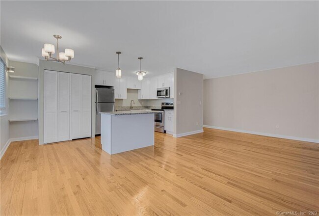 Building Photo - 115 S Main St