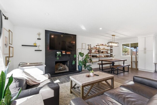 Building Photo - Stunning Fully Renovated 4BR + Bonus on Spokane's South Hill - Chef's Kitchen, 2-Car Garage & Bac...