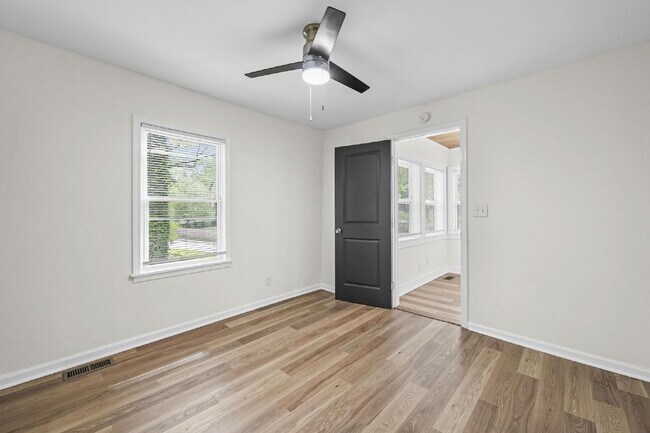 Building Photo - 441 Oak Dr