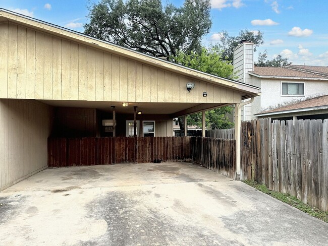 Building Photo - Cozy Townhome in Vista View