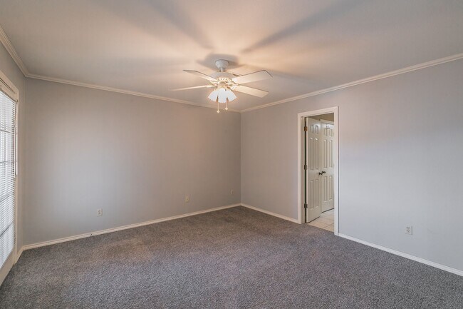 Building Photo - BEAUTIFUL and SPACIOUS Townhome in Ideal L...