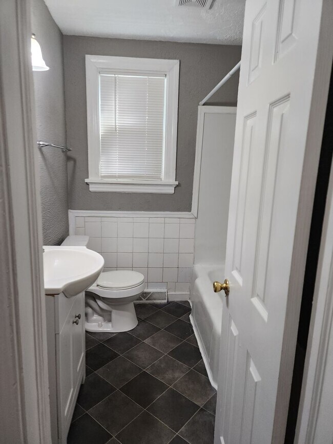 Building Photo - Charming 2 Bedroom with Large Backyard in ...