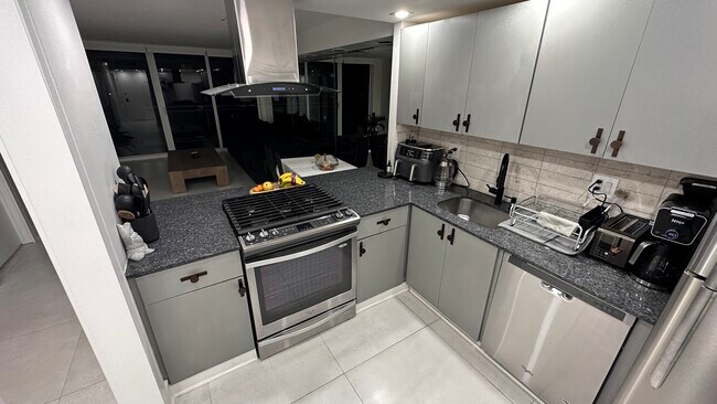 Building Photo - 2030 S Ocean Dr