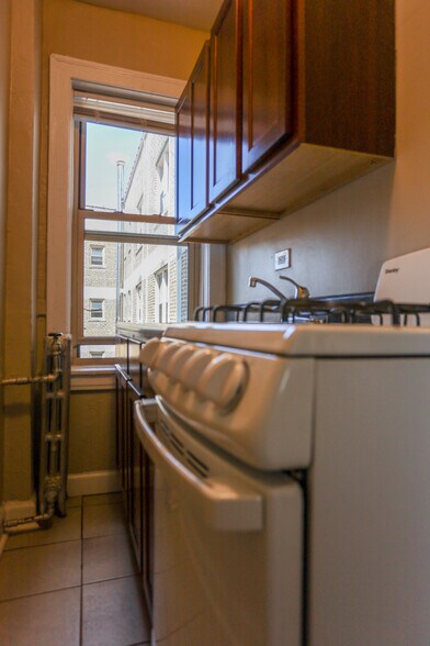 Building Photo - 920 W Eastwood Ave