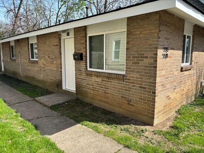 Building Photo - Charming 2-bedroom and 1-bathroom house lo...