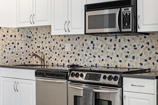 Building Photo - 65 Hendricks Isle