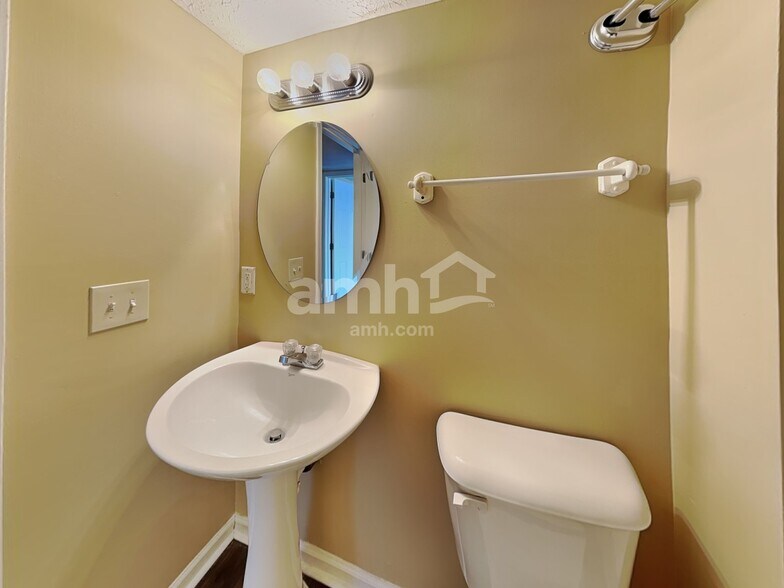 Building Photo - 372 Thompson St