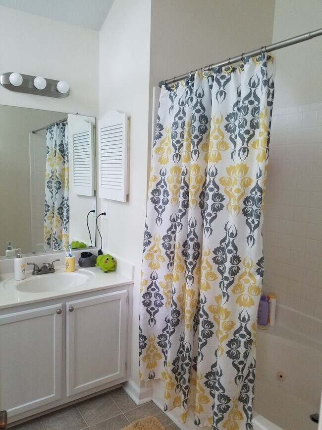 Building Photo - FANTASTIC TOWN HOME ON GREENBRIER FAIRWAYS GOLF COURSE!