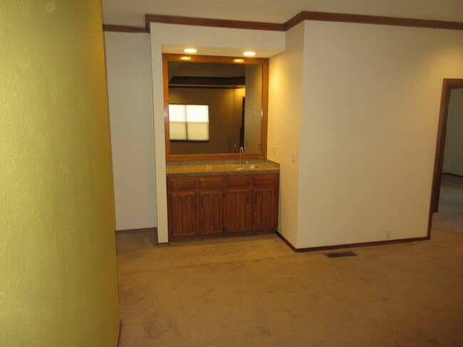 Building Photo - 6904 La Costa Dr NE