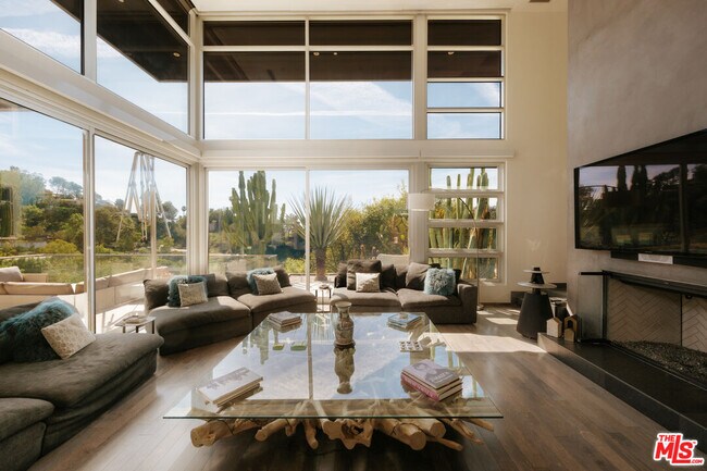 Building Photo - 2651 Nichols Canyon Rd