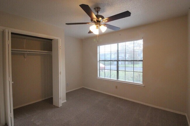 Building Photo - 8202 Los Ranchos Dr