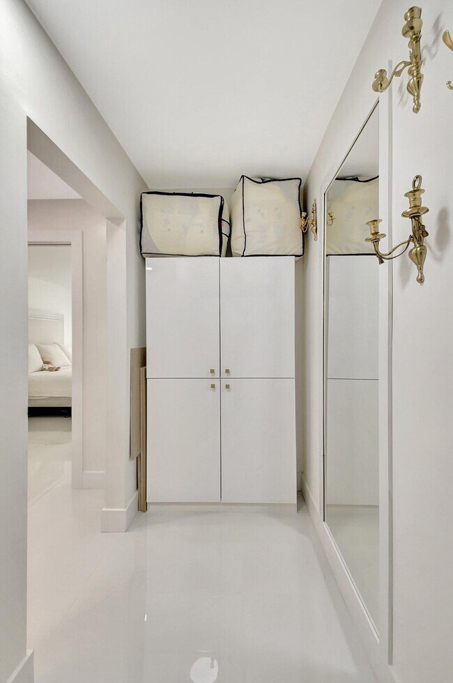 Building Photo - 5440 N Ocean Dr