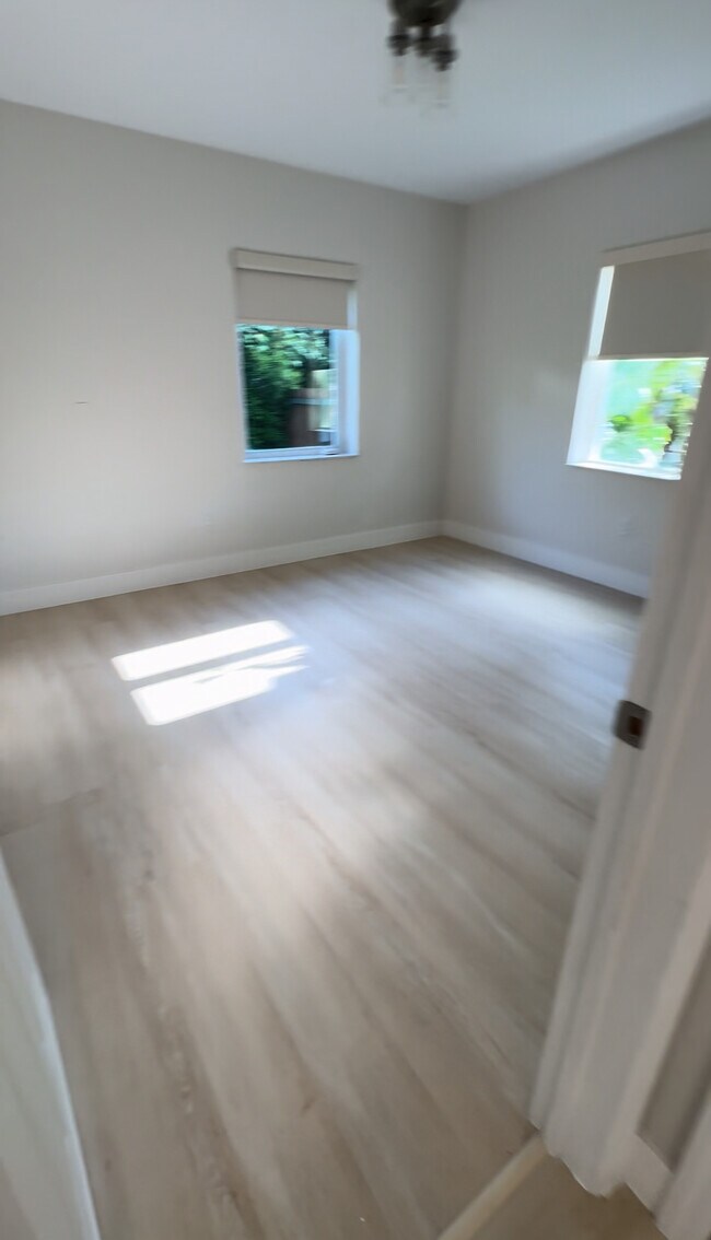 Building Photo - 2511 SW 24th Ct