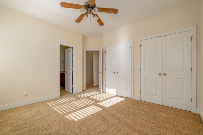 Building Photo - AVAILABLE TO SHOW!