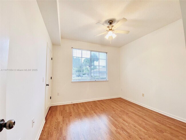 Building Photo - 1103 Myrtlewood Cir E