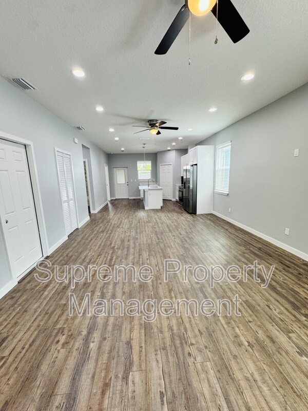 Building Photo - 6073 Vermont Ave