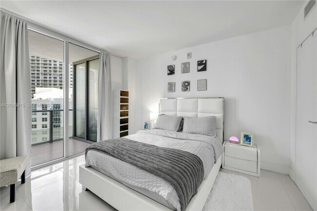 Building Photo - 1300 Brickell Bay Dr