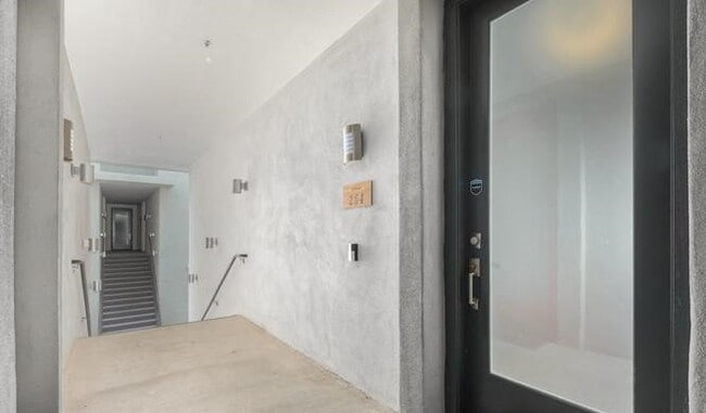 Building Photo - 1250 Abbey Ln
