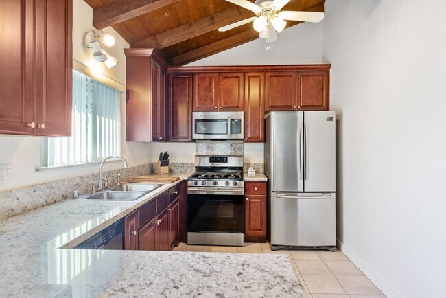 Building Photo - Highly Upgraded, Top Floor Condo in Huntin...