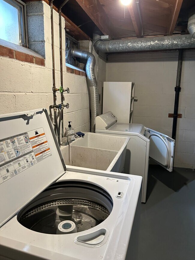 Building Photo - Brick Ranch for Rent in Mayfield HTS walking distance to Golden Gate Plaza