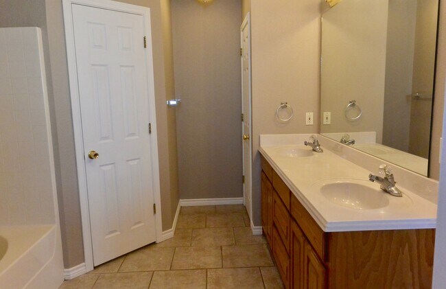Building Photo - AVAILABLE NOW Single Family Home 3/2/2