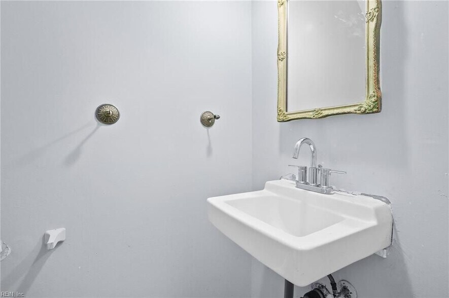 Building Photo - 394 Deputy Ln