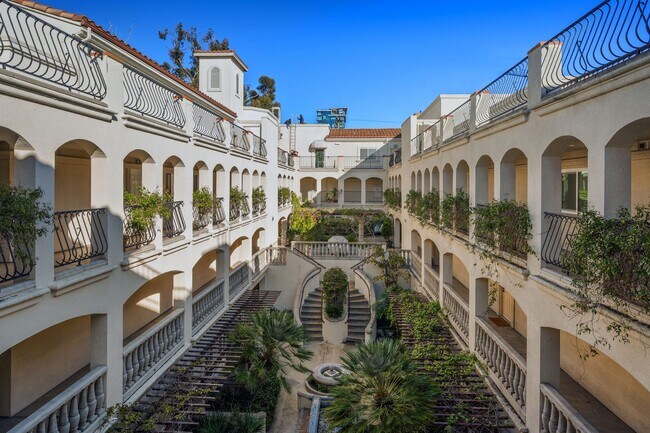 Building Photo - Stunning Remodeled Condo with Views in Banker's Hill