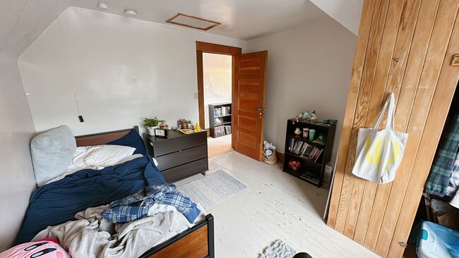 Building Photo - PRELEASE: 5 bdrm/2 bath in York neighborhood