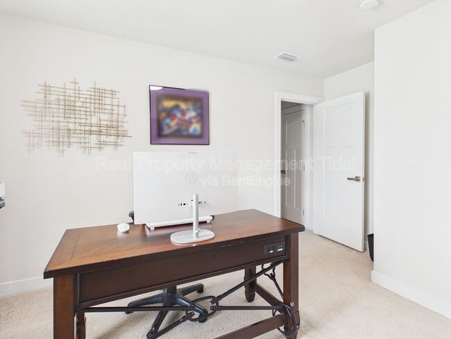 Building Photo - 555 Oliver Wy