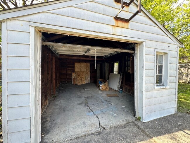 Building Photo - 9927 Beaconsfield St